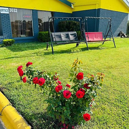 Travel Inn & Suites Emporia Bagian luar foto