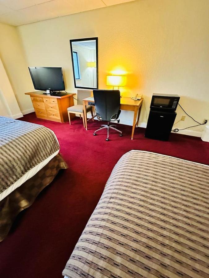 Travel Inn & Suites Emporia Bagian luar foto