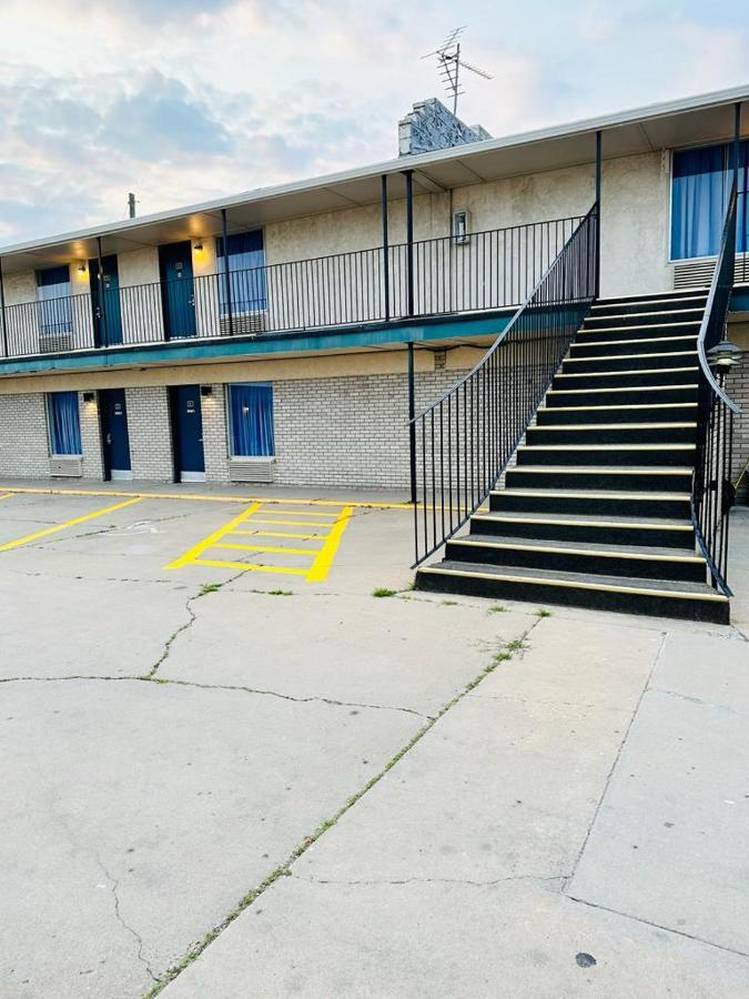 Travel Inn & Suites Emporia Bagian luar foto
