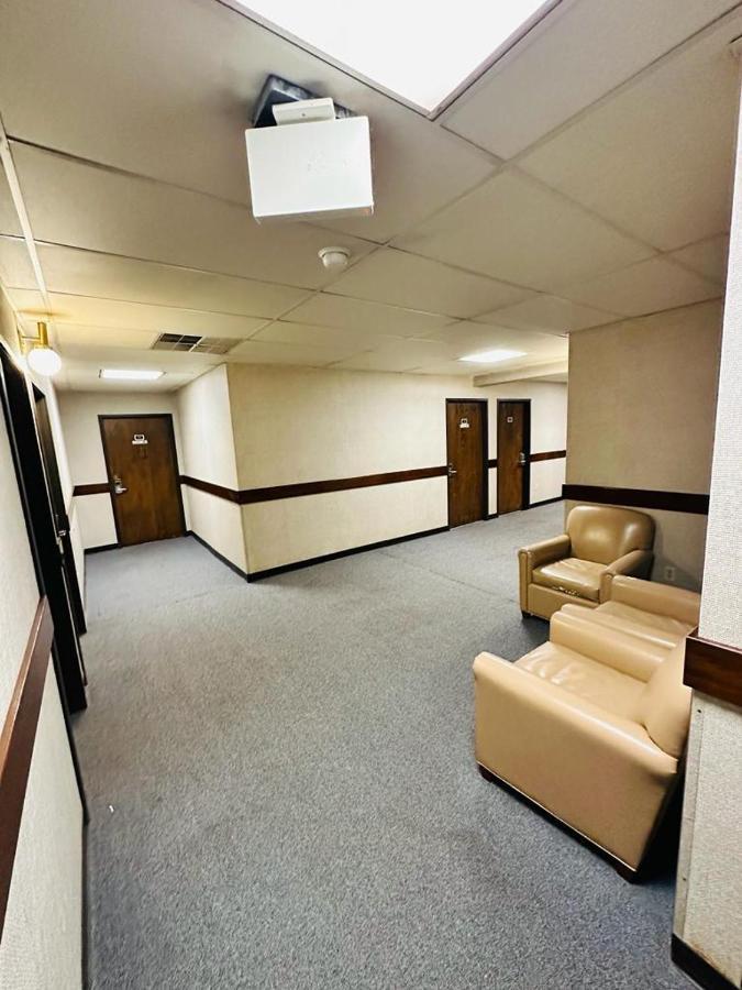 Travel Inn & Suites Emporia Bagian luar foto