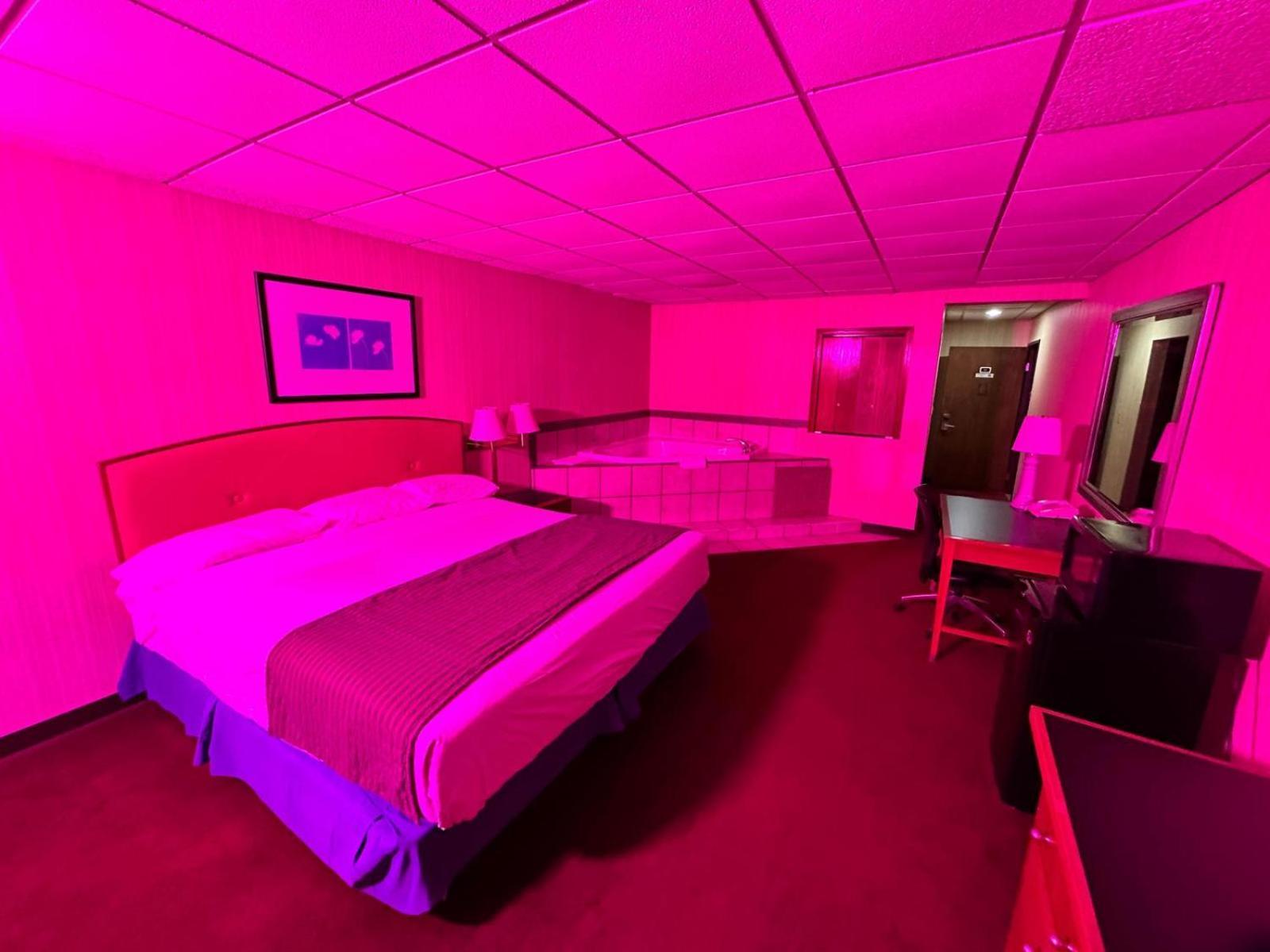 Travel Inn & Suites Emporia Bagian luar foto