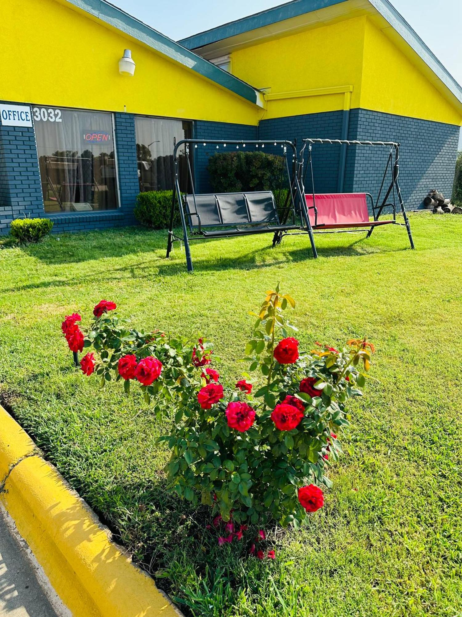 Travel Inn & Suites Emporia Bagian luar foto