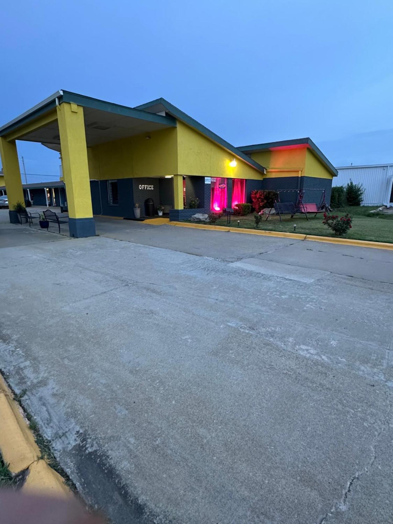 Travel Inn & Suites Emporia Bagian luar foto
