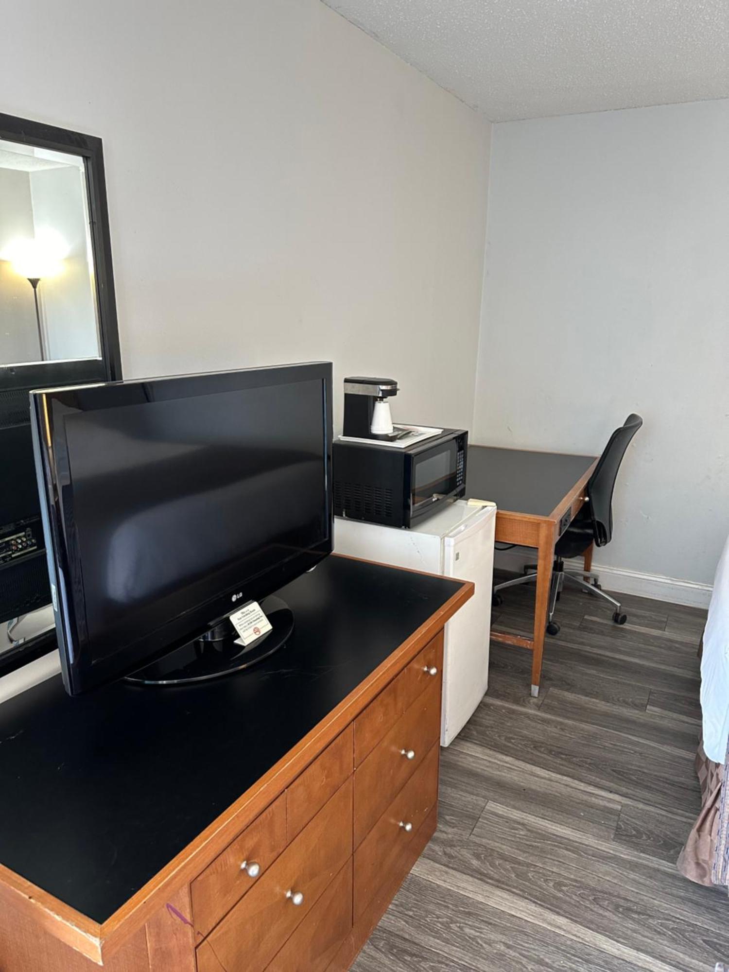 Travel Inn & Suites Emporia Bagian luar foto