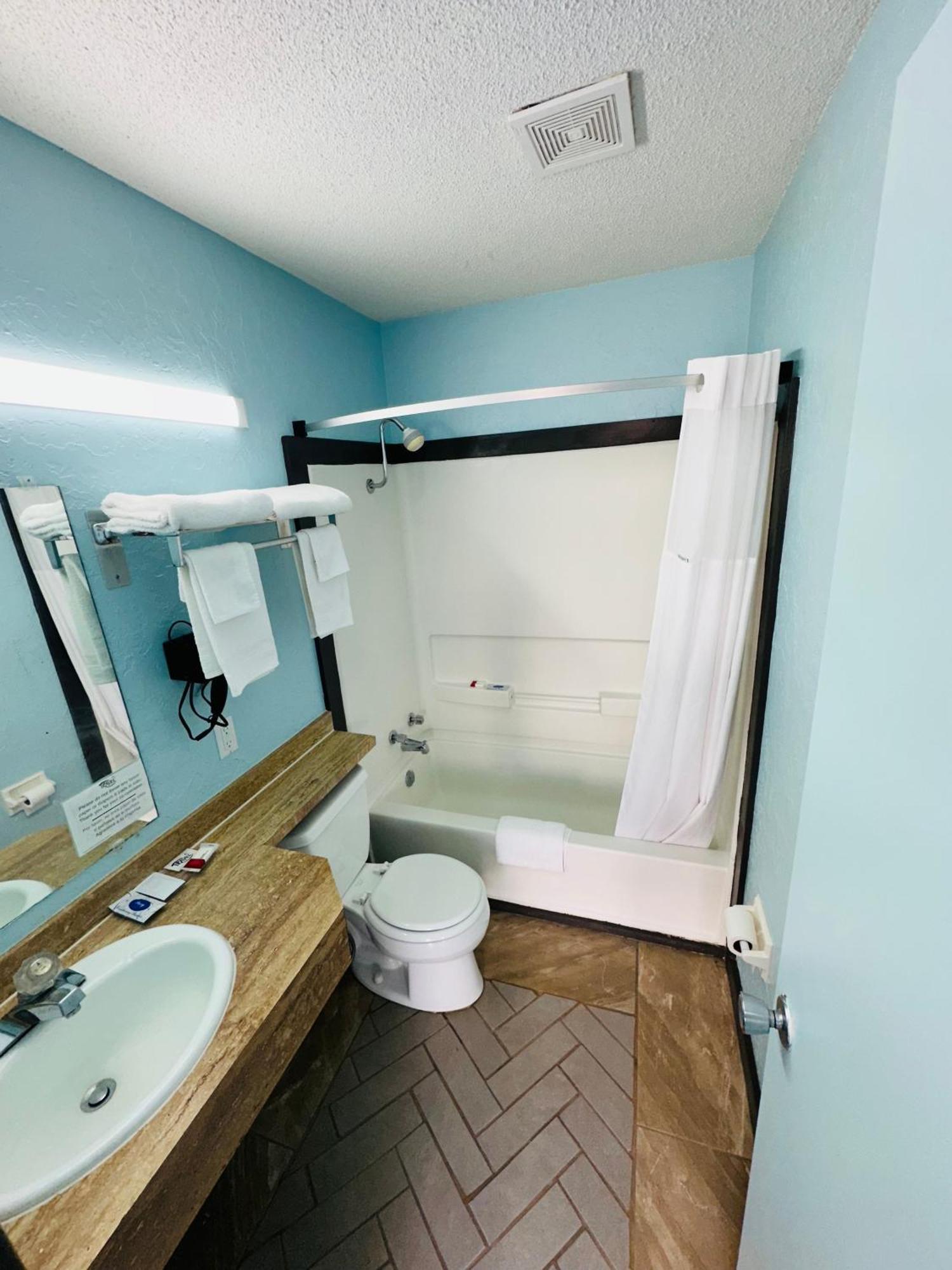 Travel Inn & Suites Emporia Bagian luar foto