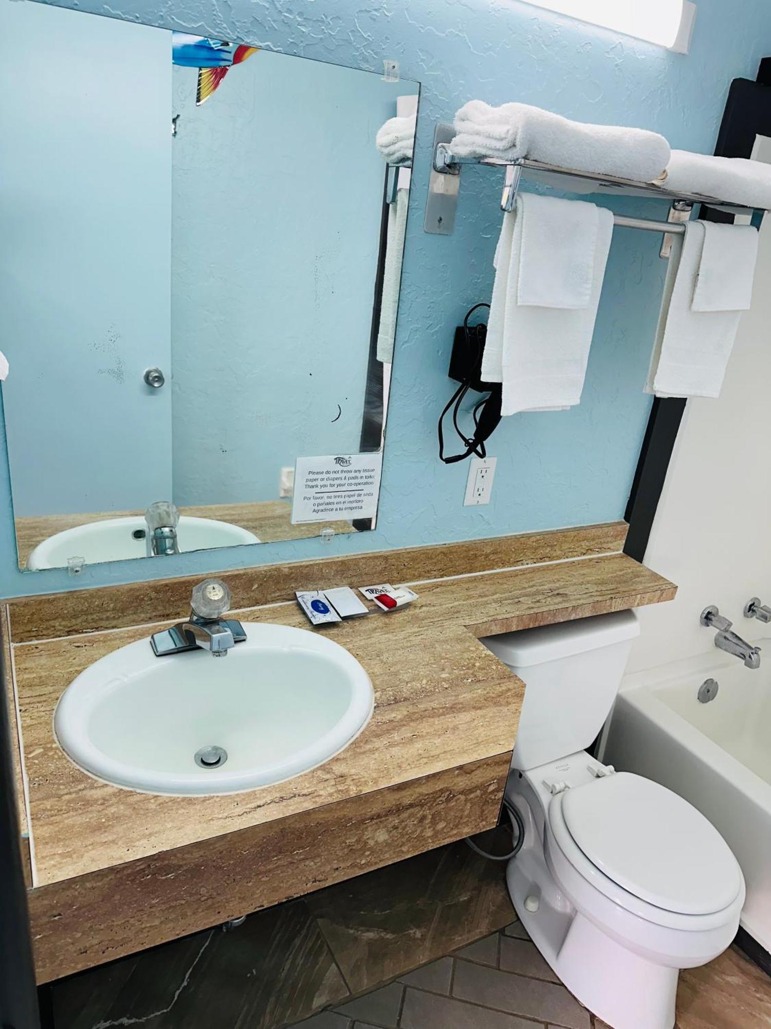 Travel Inn & Suites Emporia Bagian luar foto