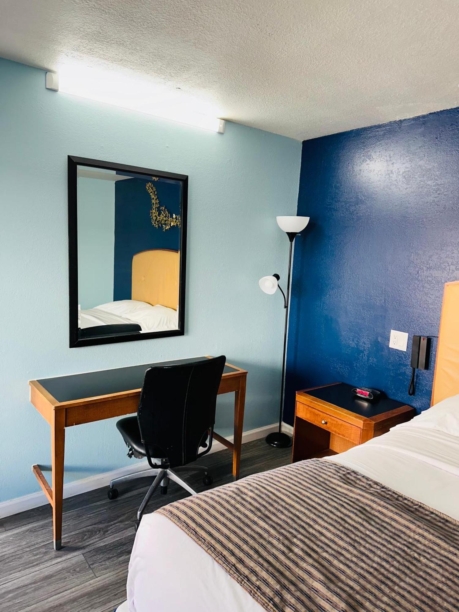 Travel Inn & Suites Emporia Bagian luar foto