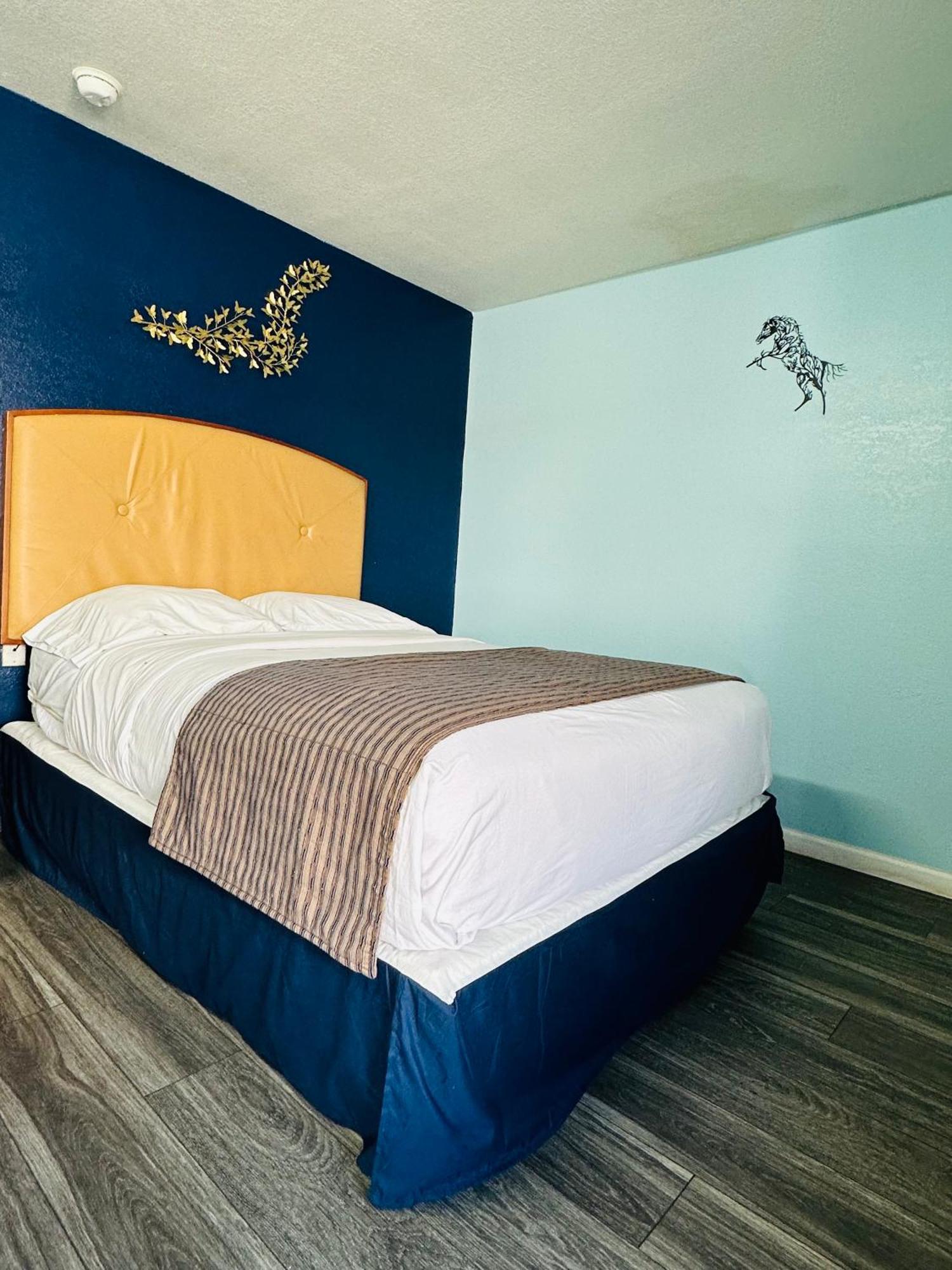 Travel Inn & Suites Emporia Bagian luar foto