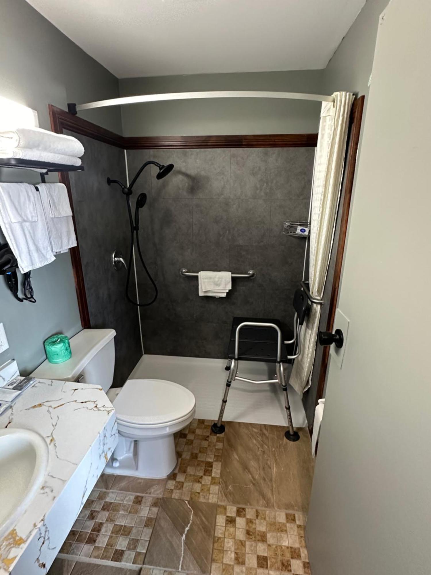 Travel Inn & Suites Emporia Bagian luar foto