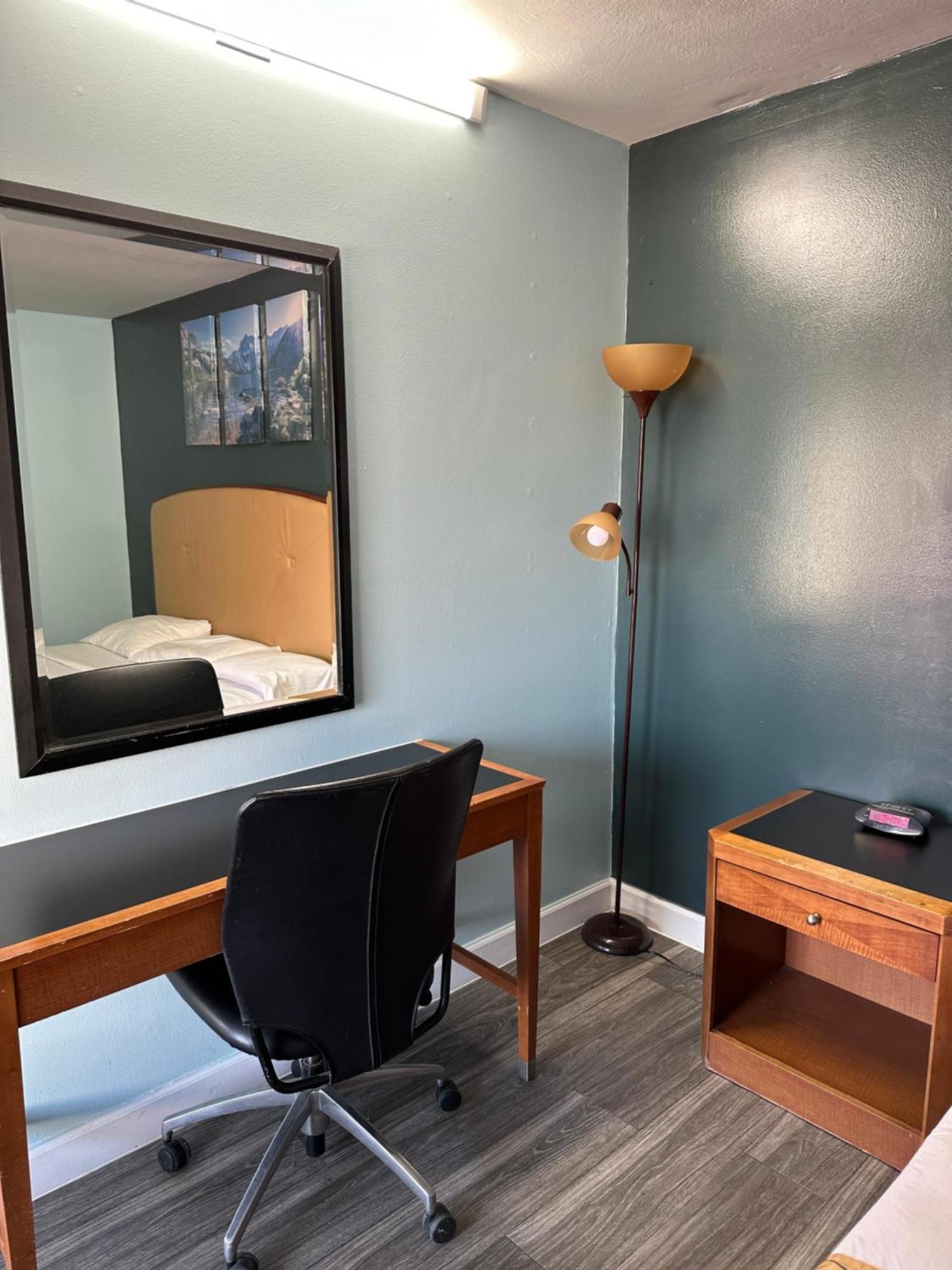Travel Inn & Suites Emporia Bagian luar foto