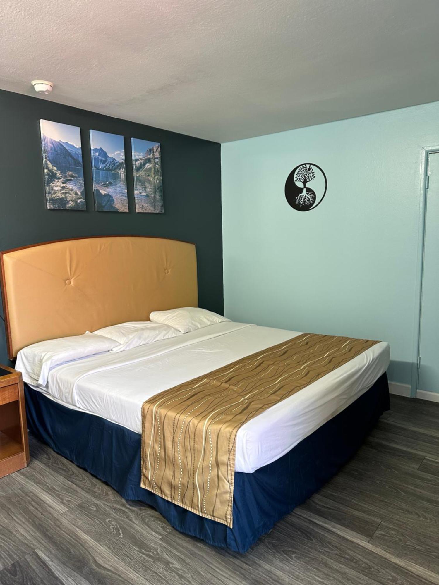 Travel Inn & Suites Emporia Bagian luar foto