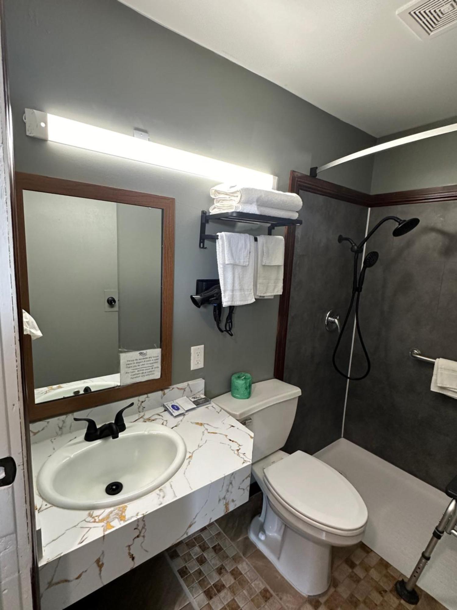 Travel Inn & Suites Emporia Bagian luar foto