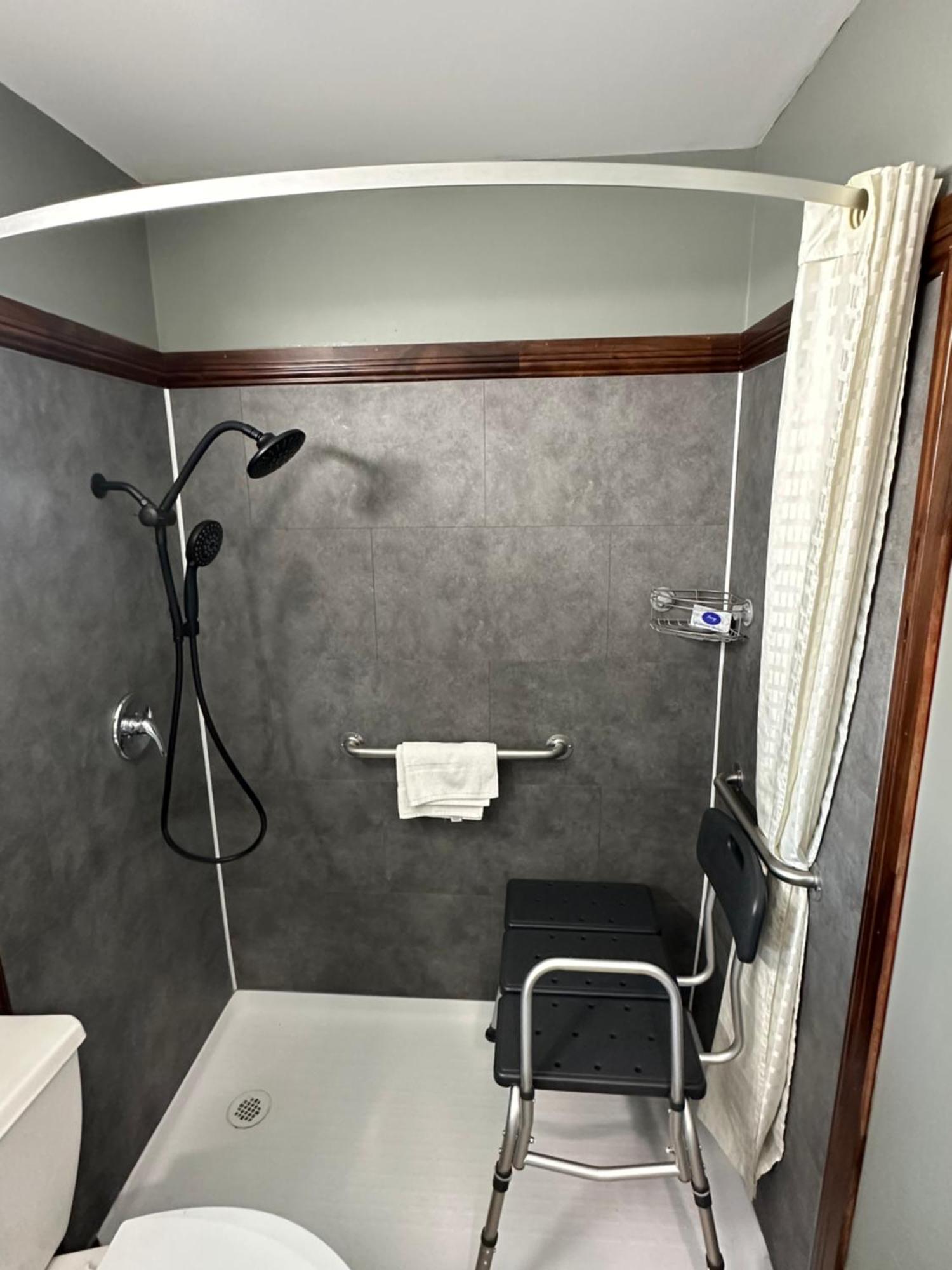 Travel Inn & Suites Emporia Bagian luar foto